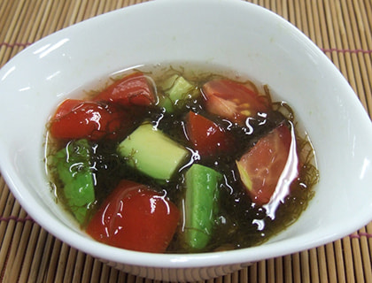トマトとアボカドのもずく酢和え(50Kcal)